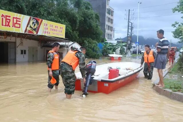 汕頭警備區(qū)組織民兵馳援潮州搶險救災